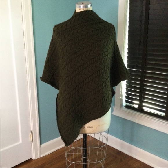 Ireland’s Eye Green Aran Cable knit poncho 100% wool - Picture 3 of 8
